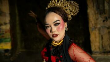 un indonesiano ballerino con facciale espressioni quello irradiare bellezza e felicità balli e affascina il pubblico foto