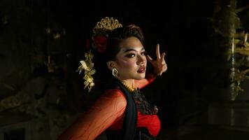 un indonesiano ballerino con scintillante palcoscenico luci quello creare il impressione di lusso e eleganza foto