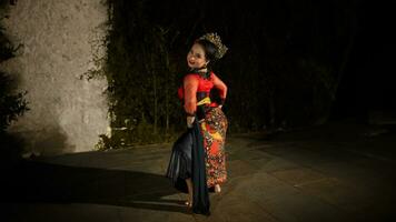 un indonesiano ballerino sembra pieno di entusiasmo e Spettacoli il suo coraggio per mossa e danza foto