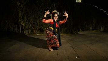 un' giavanese ballerino fa flessibile e fluente movimenti nel tempo con il ritmo di il musica foto