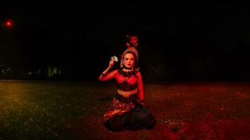 un' gruppo di femmina ballerini con facce pieno di pesante emotivo oneri seduta nel il buio di notte foto