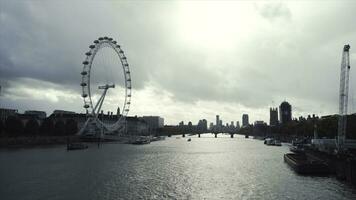 bellissimo Visualizza sopra il fiume Tamigi su Londra occhio, contea sala, Westminster ponte, grande Ben e case di parlamento. azione. nazionale simboli di Inghilterra foto