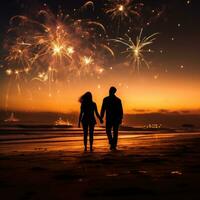 ai generato silhouette di un' coppia a piedi mano nel mano su il spiaggia con fuochi d'artificio illuminazione su il notte cielo foto