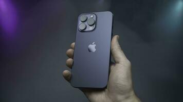 Stati Uniti d'America, nuovo York - settembre 15, 2023. uomo Tenere nuovo 15 i phone. azione. elegante design di nuovo i phone 15 professionista è nel mani di fortunato persona. promozionale video di nuovo i phone modello 15 professionista max su isolato foto