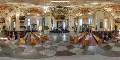 sferico senza soluzione di continuità hdri 360 panorama dentro di cattolico Chiesa, architettonico monumento di manierismo e barocco con archi e affreschi nel equirettangolare proiezione foto