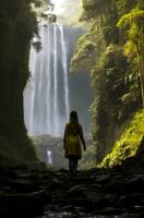 ai generato un' donna passeggiate passato un' grande cascata foto