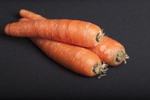 tre carote fresche con sfondo nero