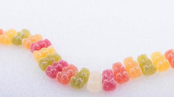 orsetti di gelatina colorati come percorso foto