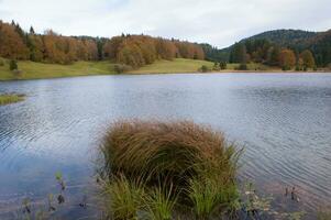 un' lago con un' piccolo stagno nel il mezzo foto