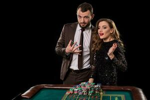 uomo e donna giocando a roulette tavolo nel casinò foto