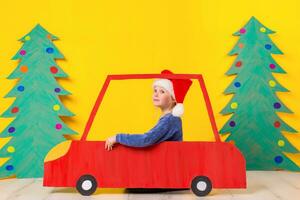 bambino nel rosso Natale macchina. natale vacanza concetto foto