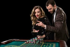 uomo e donna giocando a roulette tavolo nel casinò foto