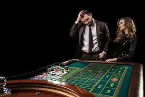 uomo e donna giocando a roulette tavolo nel casinò foto