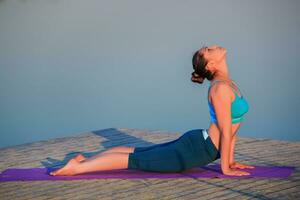 ragazza fare yoga esercizio foto