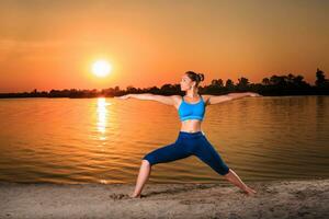 yoga a tramonto su il spiaggia. foto