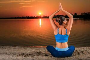 yoga a tramonto su il spiaggia. foto