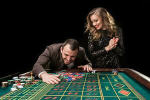 uomo e donna giocando a roulette tavolo nel casinò foto