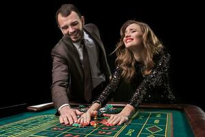 uomo e donna giocando a roulette tavolo nel casinò foto