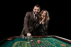 uomo e donna giocando a roulette tavolo nel casinò foto