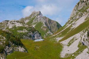 un' piccolo Casa nel il mezzo di un' montagna foto