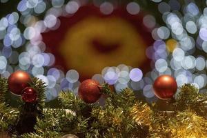 decorazioni natalizie su sfondo scuro con bokeh foto