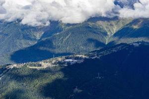 paesaggio di montagna con nuvole senza persone foto