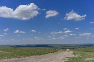 paesaggio naturale con un campo verde sotto un cielo blu foto