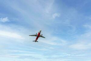 aereo che vola nel cielo blu foto