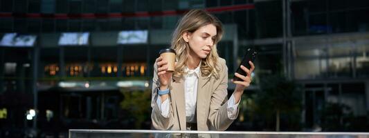 aziendale le persone. giovane donna d'affari potabile caffè, utilizzando smartphone app, riposo su pranzo rompere foto