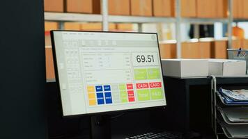computer con denaro contante App nel vuoto magazzino spazio, multiplo scatola di cartone scatole su cremagliere e Conservazione scaffali. magazzino con merce e Al dettaglio memorizzare merce, confezionato prodotti nel contenitori. foto