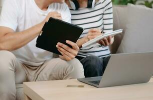 Due attività commerciale lavoratori parlando su il smartphone e utilizzando il computer portatile a il ufficio. foto