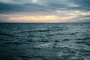 tramonto nel mediterraneo mare onde paesaggio foto. tranquillo, calmo mare volta. foto