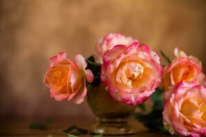 bellissimo fioritura giallo e rosa rosa fiori. foto