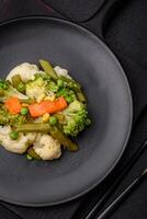 delizioso fresco verdure al vapore carote, broccoli, cavolfiore foto