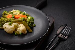 delizioso fresco verdure al vapore carote, broccoli, cavolfiore foto