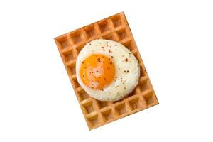 delizioso sostanzioso prima colazione consistente di un' fritte uovo, belga cialda foto