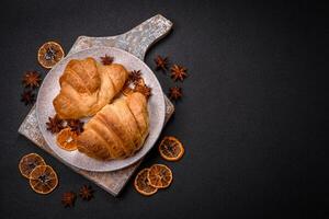 delizioso croccante al forno dolce Cornetti con Riempimento su un' ceramica piatto foto