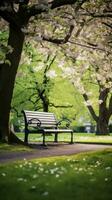 ai generato un' tranquillo, calmo Immagine di un' solitario parco panchina annidato tra fioritura alberi e lussureggiante verde, foto