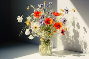 ai generato mazzo di fiori selvatici nel un' piccolo bicchiere vaso su il bianca tavolo. papaveri, camomilla, fiordalisi, verde erba. estate foto. contrasto ombre su il bianca parete. nazione stile. foto