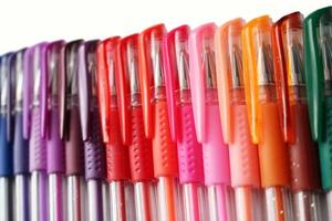 penne gel colorate disposte in una riga orizzontale