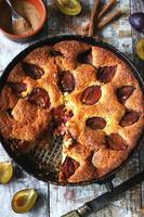 fetta di torta di prugne su una forchetta. torta americana di prugne fatta in casa. foto