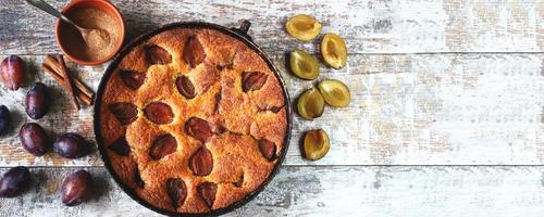 fetta di torta di prugne su una forchetta. torta americana di prugne fatta in casa. foto