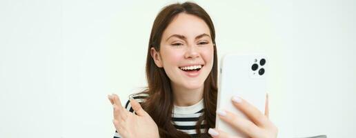 ritratto di donna chat su mobile Telefono video app, parla a smartphone telecamera, ridendo e guardare a telefono foto