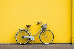 ai generato bicicletta parcheggiata Il prossimo per un' giallo parete foto