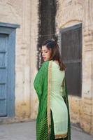 ragazza del Kashmir che indossa un abito verde foto