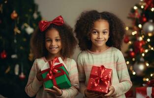 ai generato bambini Tenere regali con Natale Natale ornamenti foto