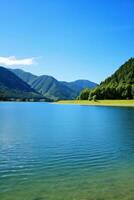 ai generato un' sereno lago circondato di lussureggiante verde montagne e un' chiaro blu cielo nel il sfondo foto