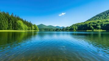 ai generato un' sereno lago circondato di lussureggiante verde montagne e un' chiaro blu cielo nel il sfondo foto