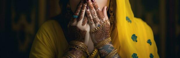 ai generato bellissimo indiano ragazza. giovane indù donna modello con tatoo mehndi e kundan gioielleria. tradizionale indiano costume giallo saree foto