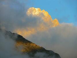 un' montagna con nuvole e un' montagna picco foto